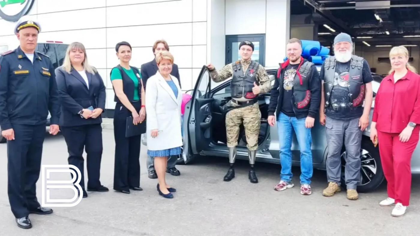 В Мурманске бойцу СВО вручили автомобиль на ручном управлении